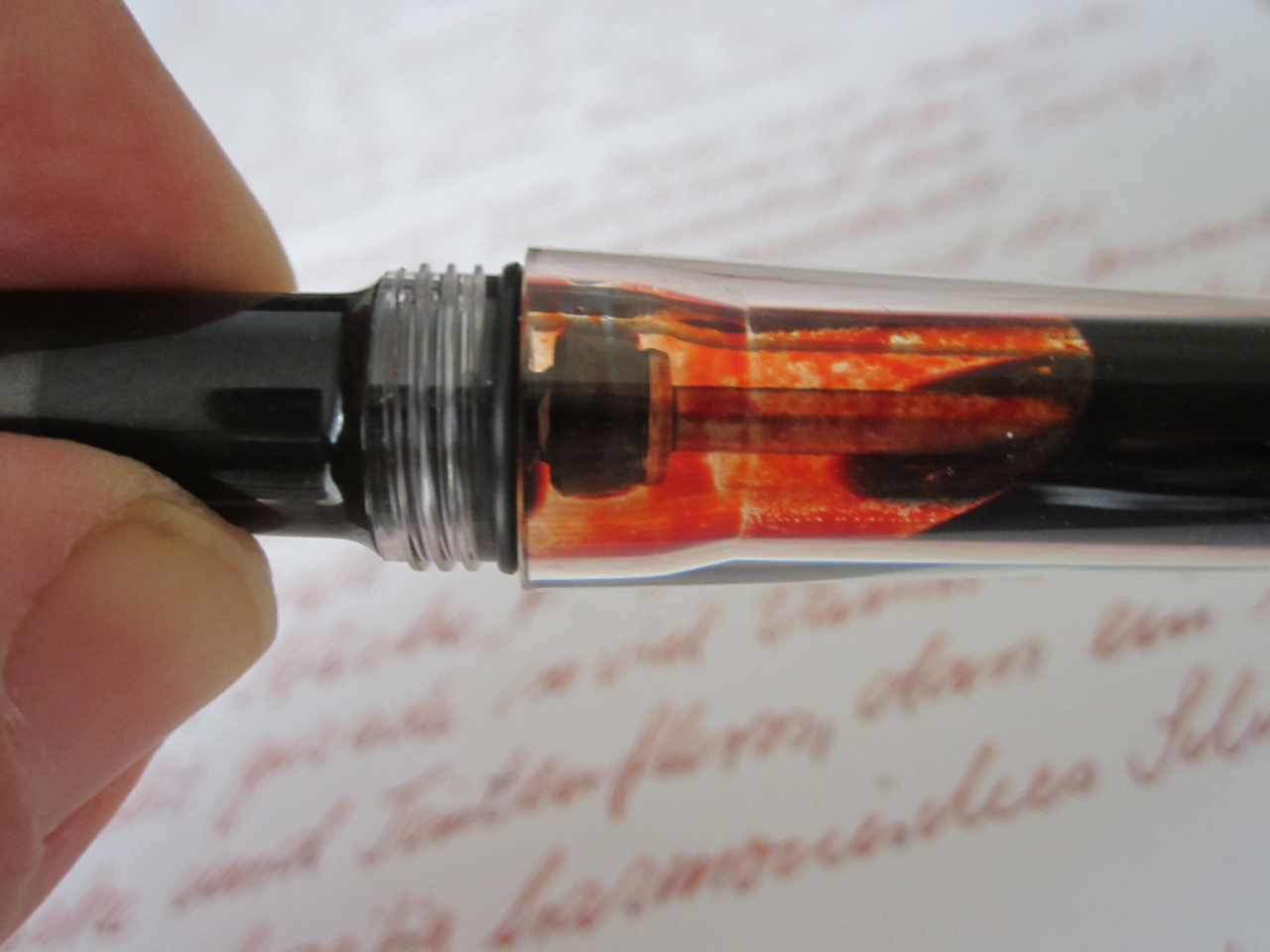 Drehknopf geöffnet. Der Stempel gibt den Weg für die Tinte frei.