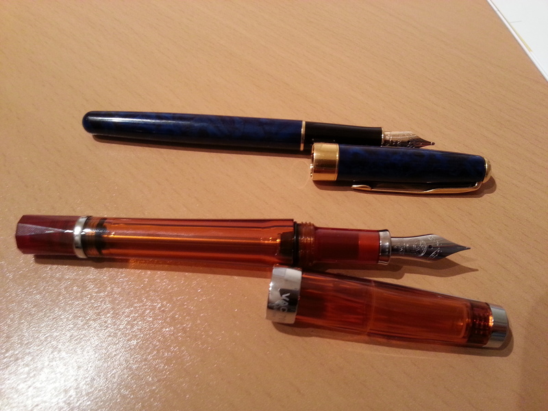 Parker Sonnet in blau marmoriert und TWSBI Vac 700 in amber.