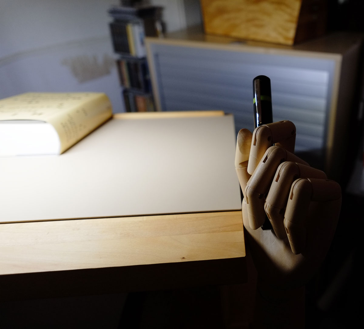 Meine &quot;helfende Hand&quot; ist aus Buchenholz gefertigt und im Künstlerbedarf zu bekommen. Doppelt klebendes Teppichband fixiert sie auf einem der vier Standpfosten des Stehpults...