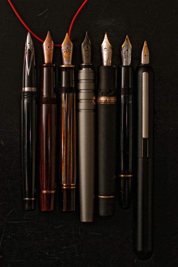 Die Parade, v.l.n.r.: Sheaffer Valor, Stipula Puccini, Pelikan Souverän 800, Namisu, Visconti Homo Sapiens Bronze Oversize, Meisterstück 146, Lamy Dialog 3.