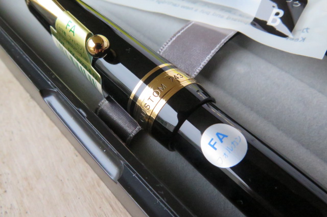 Es ist das FA Modell. Schwarz-Gold mit eingebautem Bling.