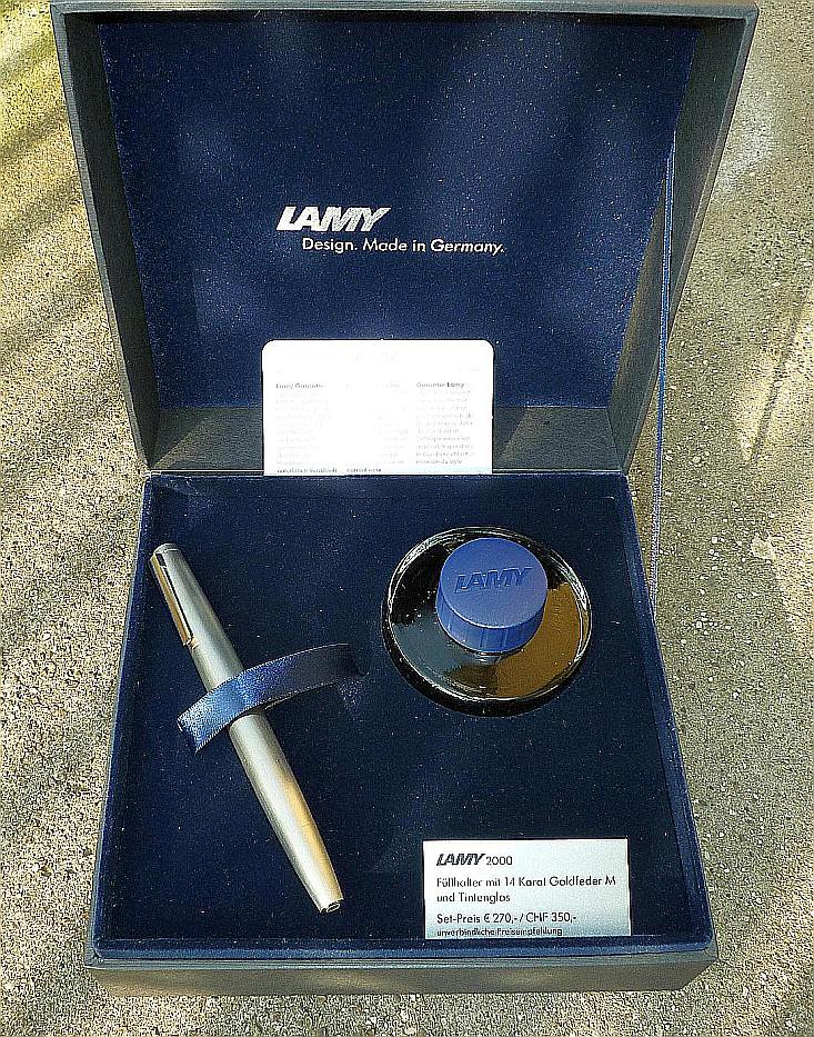 Lamy 2000 Edelstahl in der Geschenkverpackung. Die Tinte ist blau-schwarz.