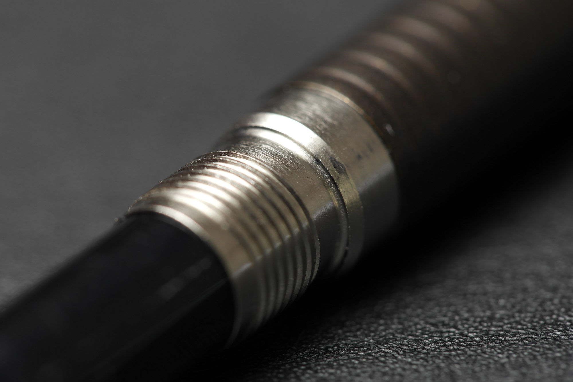 Das Gewinde des Griffstückes aus Metall
