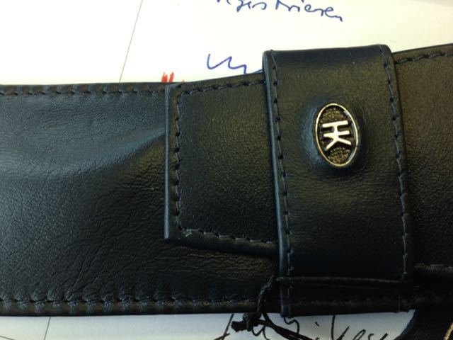 Mit Emblem das andere Etui.
