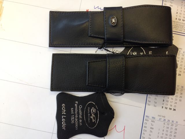 Ausgepackt. Schwarz und &quot;Nicht schwarz&quot; (vermutlich Marineblau)