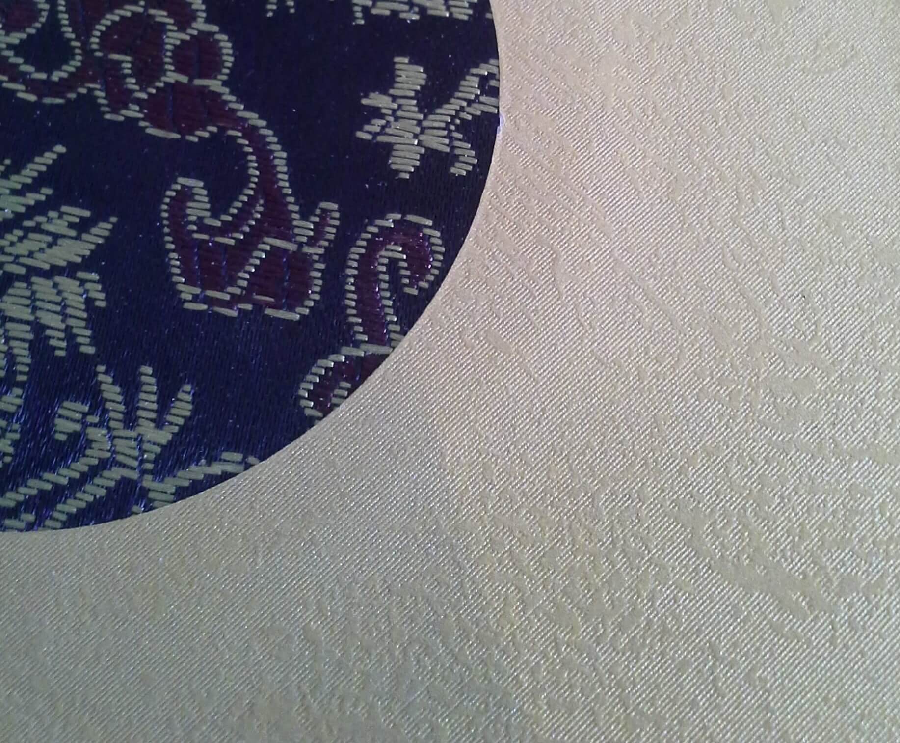 Die Praegung im Deckel/Umschlag