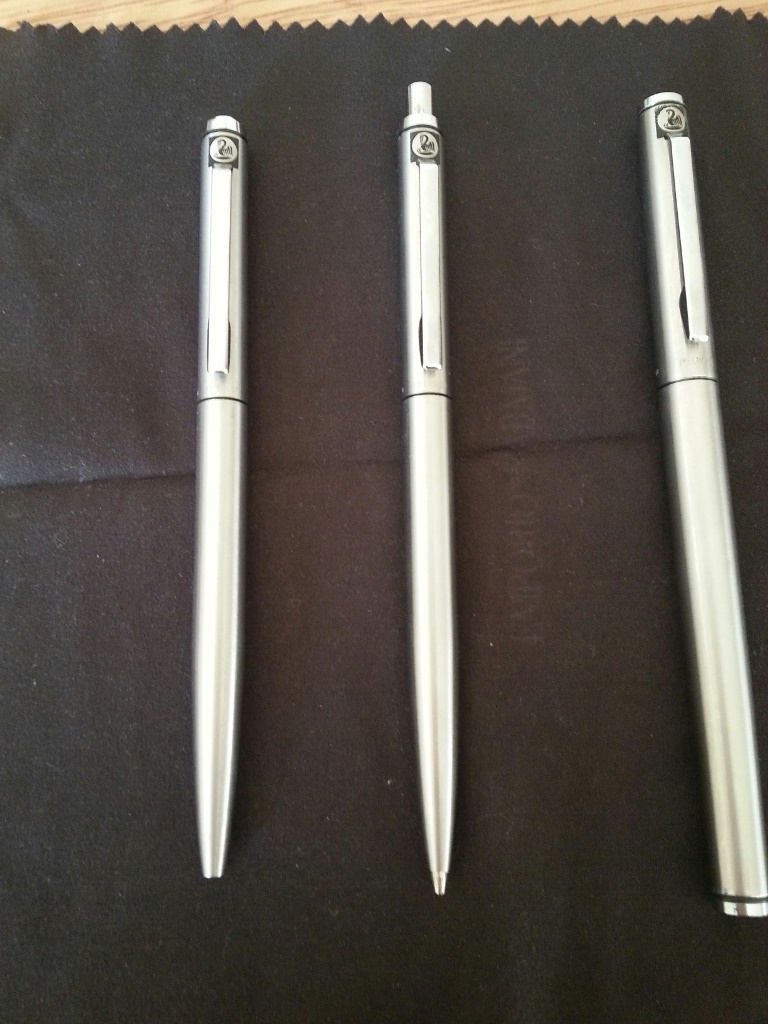 Dies ist das Pelikan Set. Ich weiß, daß ich diese in den 80 Jahren von meinen Eltern oder Exfreundin geschenkt und graviert bekommen habe. Wo bekomme ich die Kugelschreibermine 237 her?
