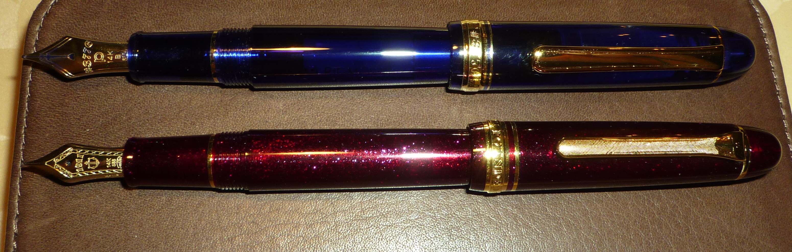 Der Platinum 3776 Century in Blau, der Sailor Promenade in Glitzer-Rot.