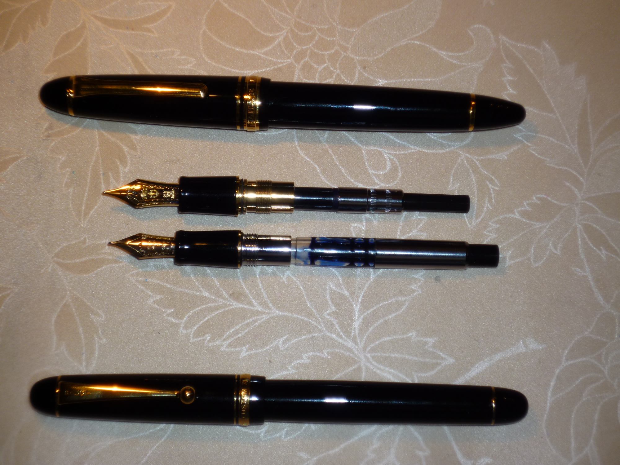 Oben: Sailor 1911 large. Unten: Pilot Custom 74