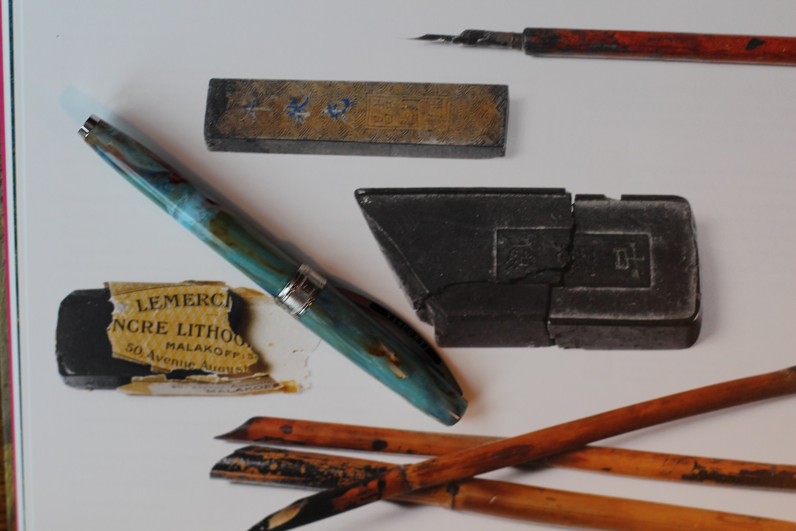 Der Visconti umgeben von Originalarbeitsmaterialien van Goghs