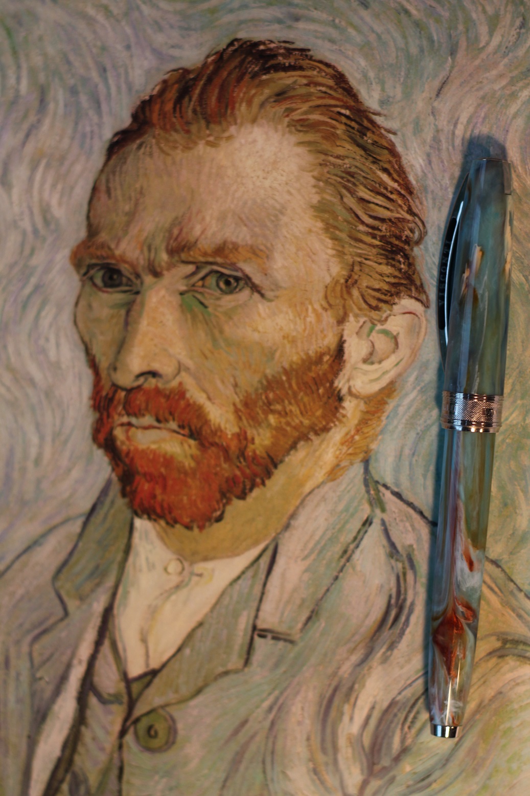 Dieses Selbstportrait van Goghs von 1889 wird durch die Farben des Visconti zitiert