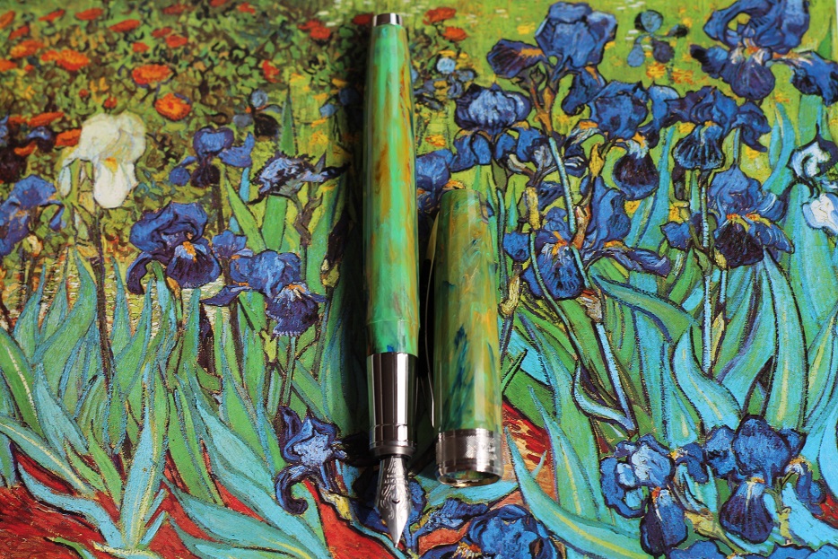 Der Visconti bezieht sich farblich auf dieses Gemälde van Goghs: Iris / Saint-Remy Mai 1889
