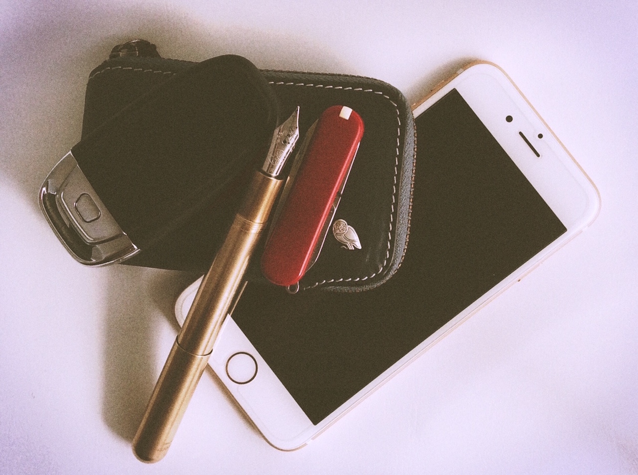 Portemonnaie, Taschenmesser, iPhone, Autoschlüssel und einen Kaweco Supra