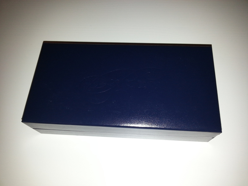 Eine dunkelblaube Box