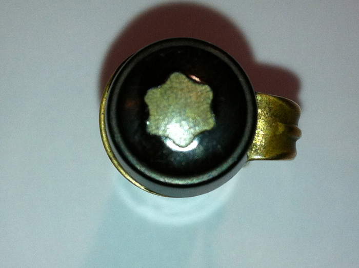 Verblichenes Montblanc-Logo auf dem Kappenkopf
