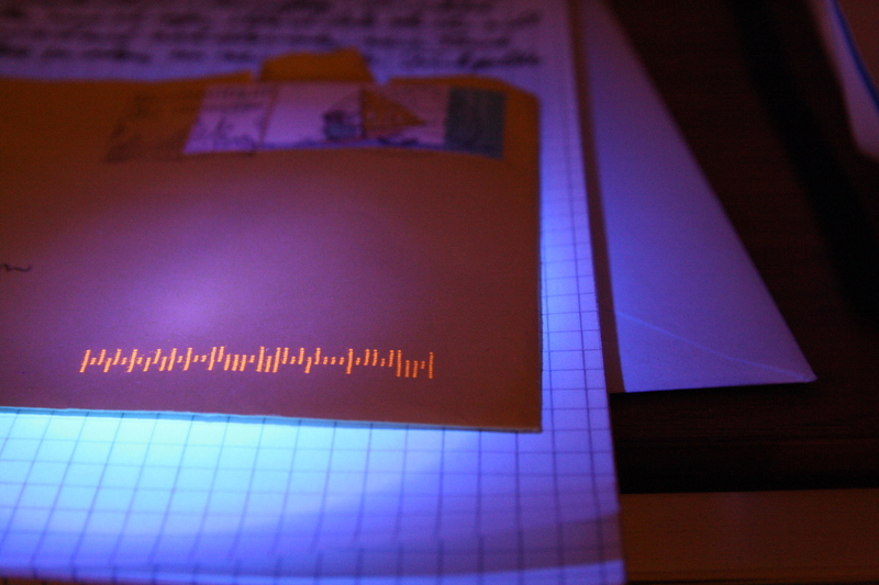 Der Strichcode fluoresziert.