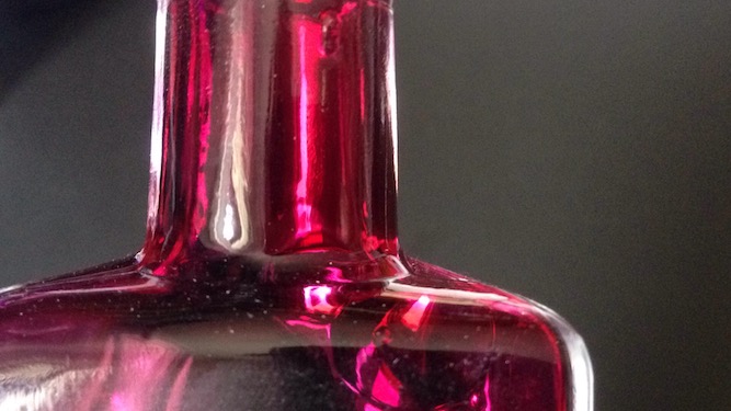 Rote EG in der Dreiecksflasche geschüttelt