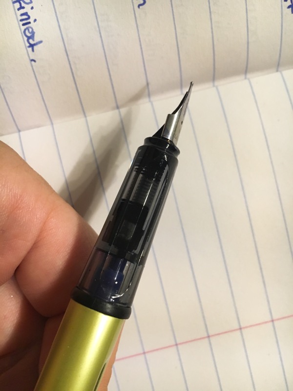 So sah es vor dem ersten mal durchspülen aus. Für mich wirkt es so als wäre nicht genug Tinte durchgelaufen oder konnte nicht durchlaufen wie auch immer. Es war nur auf einer Seite, die andere Seite des Tintenleitets wars voll mit Tinte. Bei dem Foto hatte ich schon min. Eine halbe Patrone verschrieben.