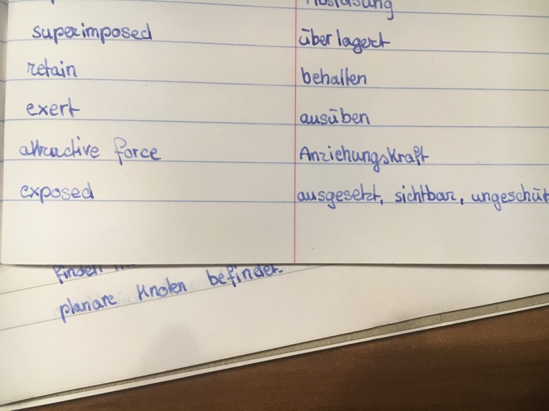Hier sieht man ziemlich gut wie schlecht sie mit der Zeit funktioniert und das wäre in einem Vokabelhelft (da dürfte man wohl davon ausgehen, dass das Papier für Füller geeignet ist. Schließlich schreiben viel Schüler damit.). Nach längerem schreiben sieht es auch im Collegeblock so aus, dass der Duktus so variiert. Bzw zum Teil wird die Feder auch richtig kratzig und man muss es nochmal nachschreiben damit es &quot;schön&quot; aussieht.