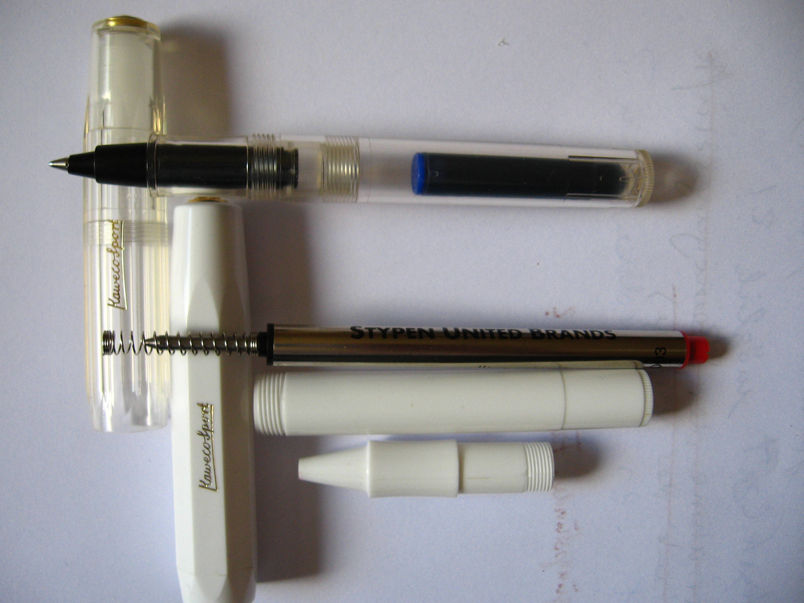 und im Duett: oben der &quot;ink ball&quot; mit Patrone, unten der Rollerball mit Mine