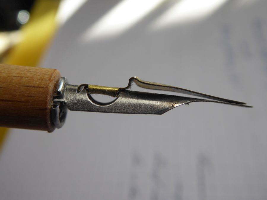 Speedball Feder von der Seite