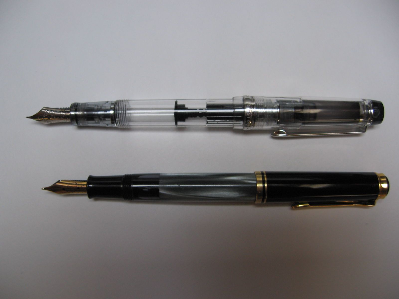 Vergleich mit Pelikan M200 geöffnet