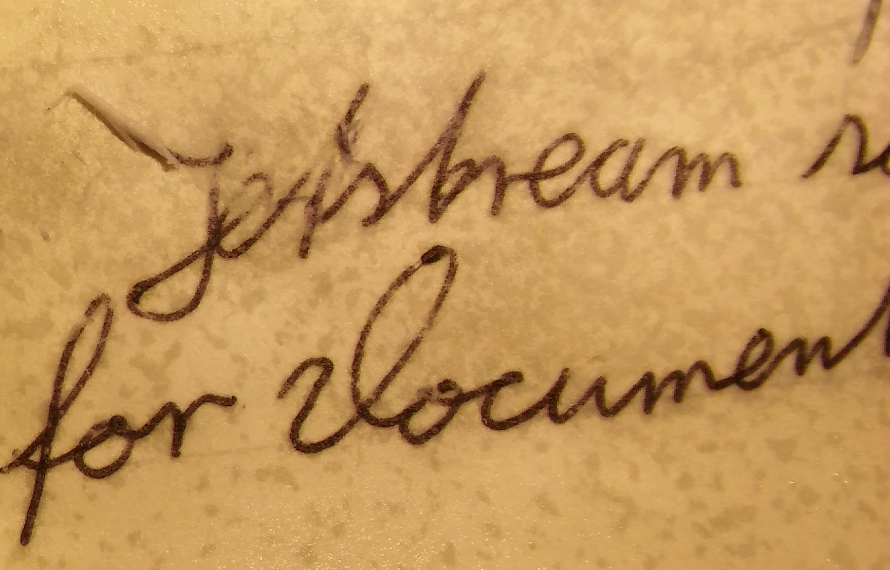 Hier die Uniball-Mine. Die Schrift steht nur auf dem Papier. Klar lesbar. Das Papier hat erheblichen Schaden genommen.
