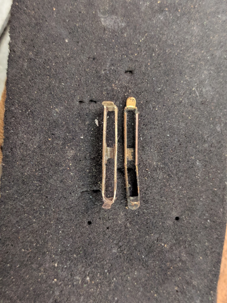 Quertraverse ist verlötet rechts das gebrochene Original