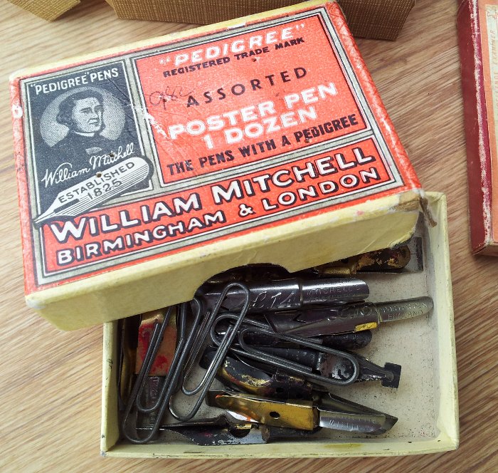 13 Posterfedern (bis 1cm, Tintenreste), 3 Bandzugfedern, eine MMG Ltd. Platignum 1st Quality M Feder mit Tintenleiter aus Plastik und drei Bueroklammern