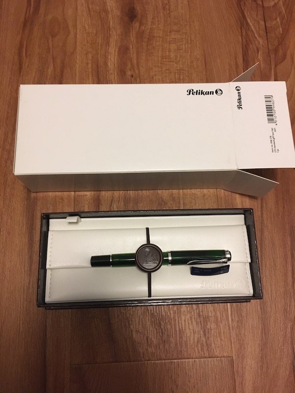 Pelikan M200 Olivine Auspacken.jpg