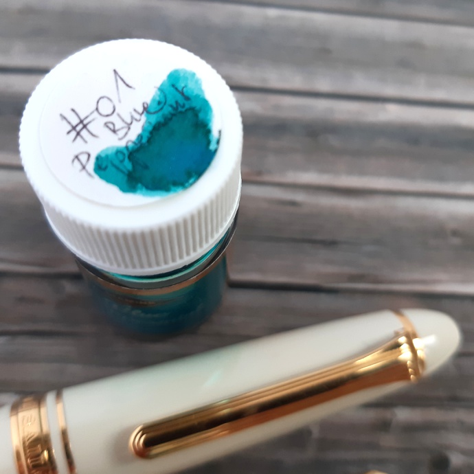 2019 12 01 Diamine Inkvent 01 Blue Shimmer 01.jpg