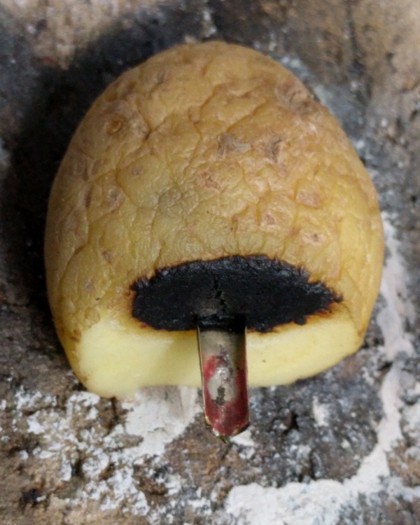 Verlötete Feder und angekokelte Kartoffel