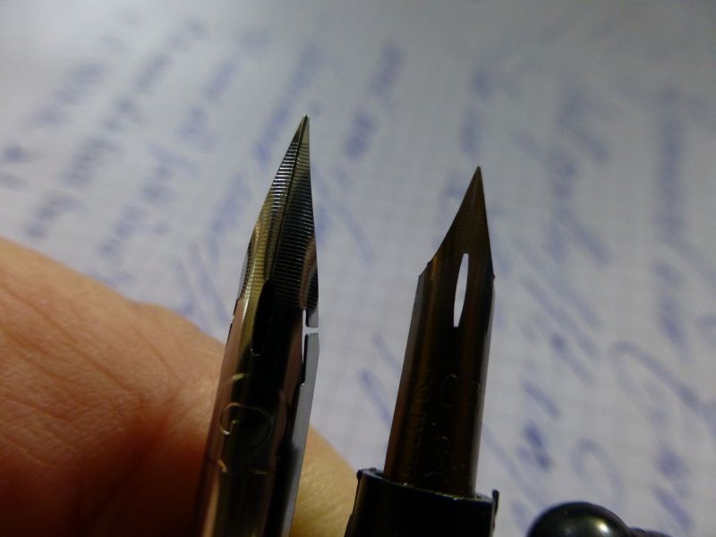 links Manga-G Feder- rechts Gillot 303,<br />man sieht dass die Spitzen unterschiedlich sind