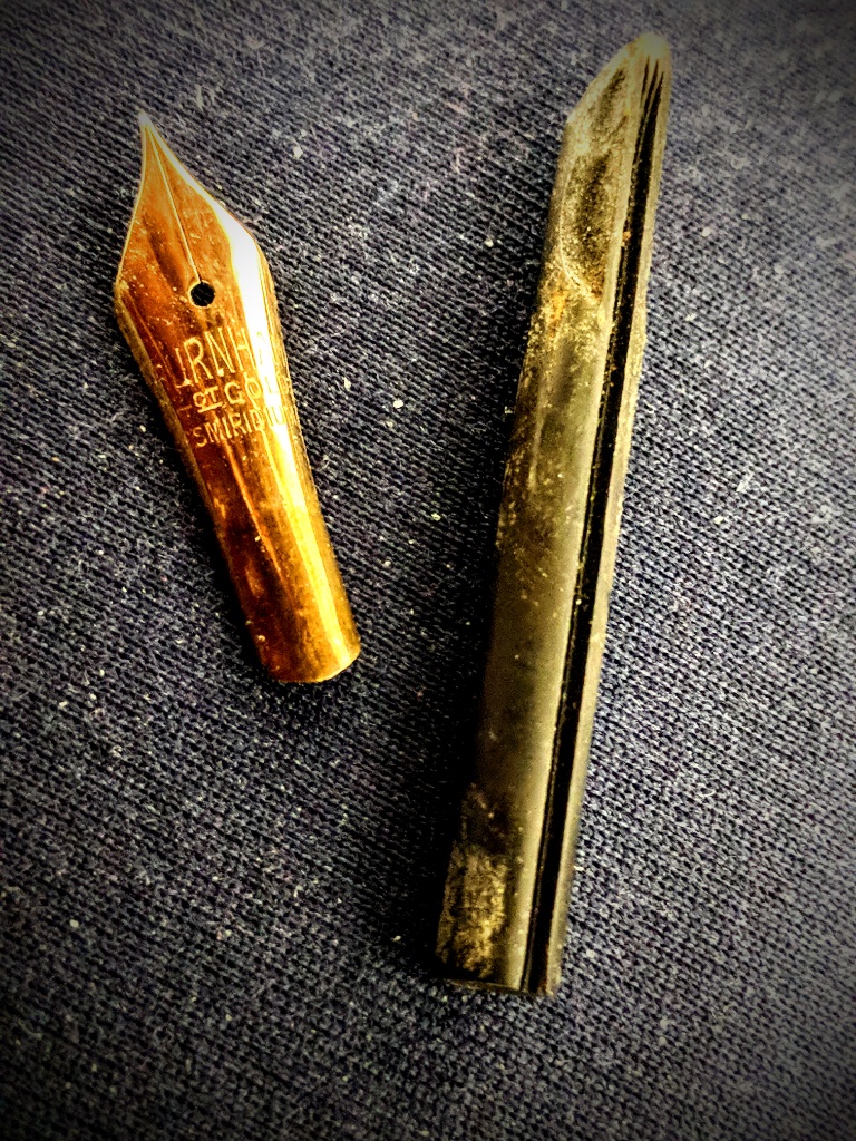 Ebonittintenleiter und Goldfeder mit "Osmiridium"Schriftzug