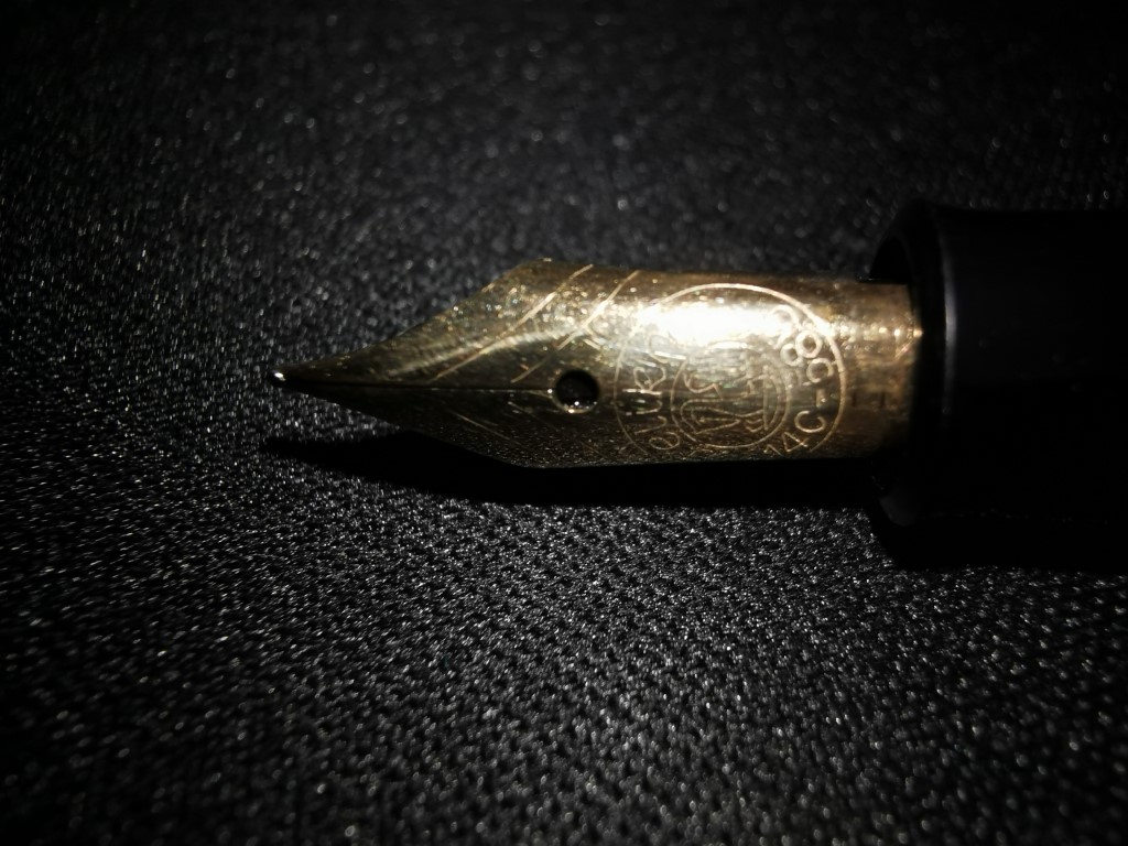 Pelikan Feder (Mittel).jpg