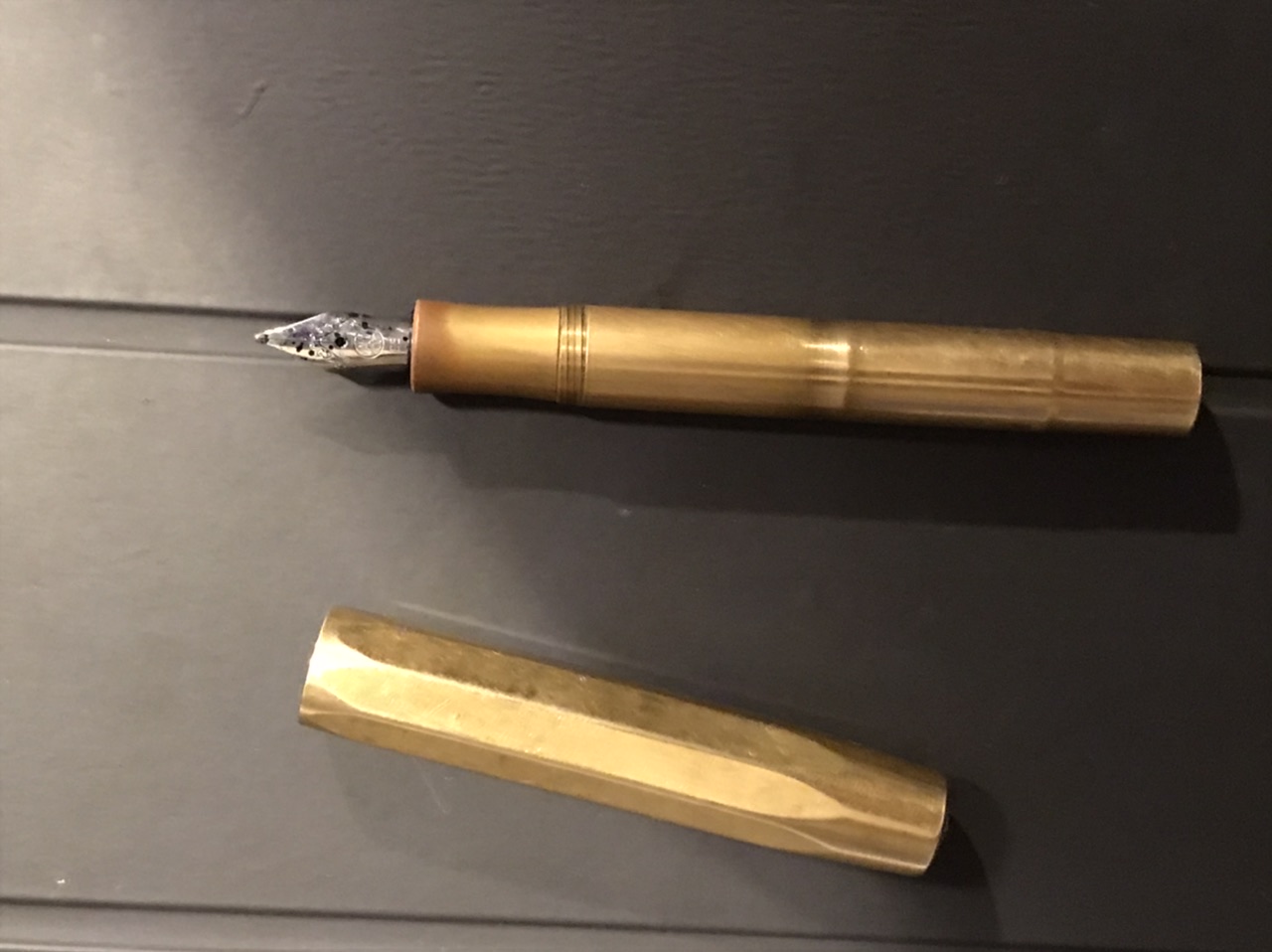 Für mich ist es mein Hosentaschen Füller der Kaweco Brass Sport den ich hier im Forum erstanden habe. Mein immer dabei Füller.