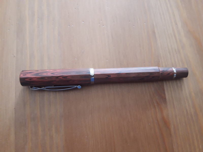 Ein Ebonite-Edition in rotbraun...