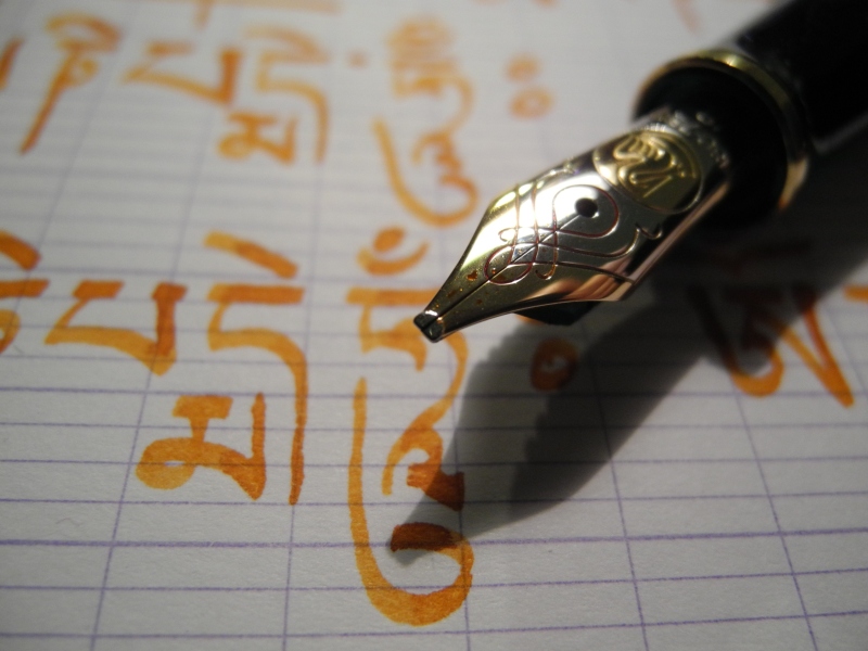 Auf Clairefontaine Papier mit Seyes-Lineatur, Tinte: J. Herbin, Orange Indien