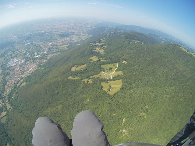 Einfach mal schauen… die hellen Flächen sind Wiesen, da steig die Luft, da gibt es also den Fahrstuhl nach oben :)