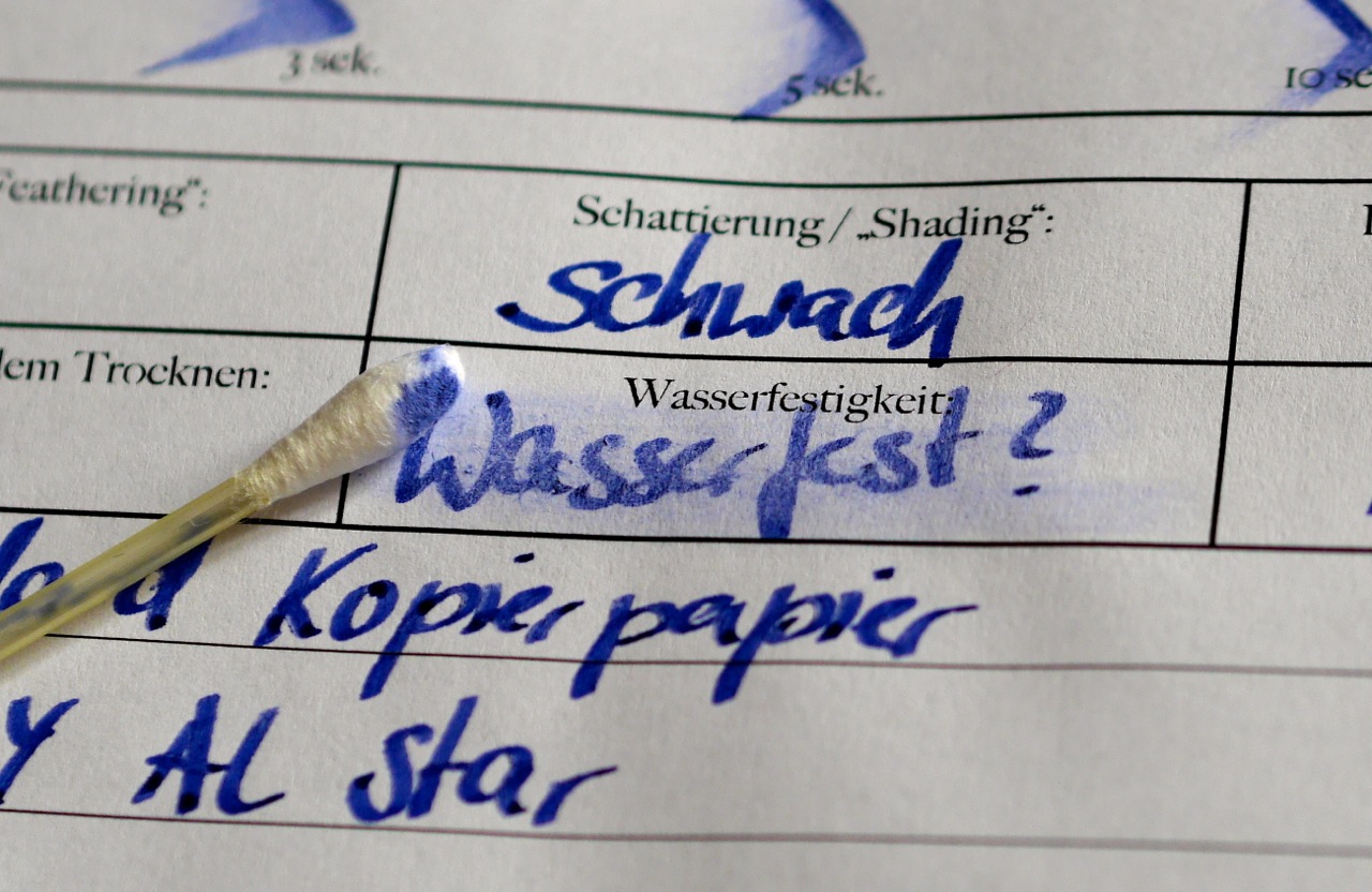Der zweite Wassertest ist etwas massiver, dabei löst sich dann bereits das Papier auf.