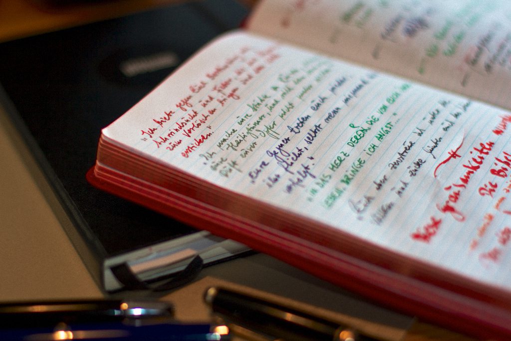 Von oben nach unten: Lamy Dialog 3, Pilot Capless, Pelikan Souverän 605, Herlitz-Bugatti, MB 252 (alle Federbreite M) sowie Rotring Art Pen Calligraphy 2.3.