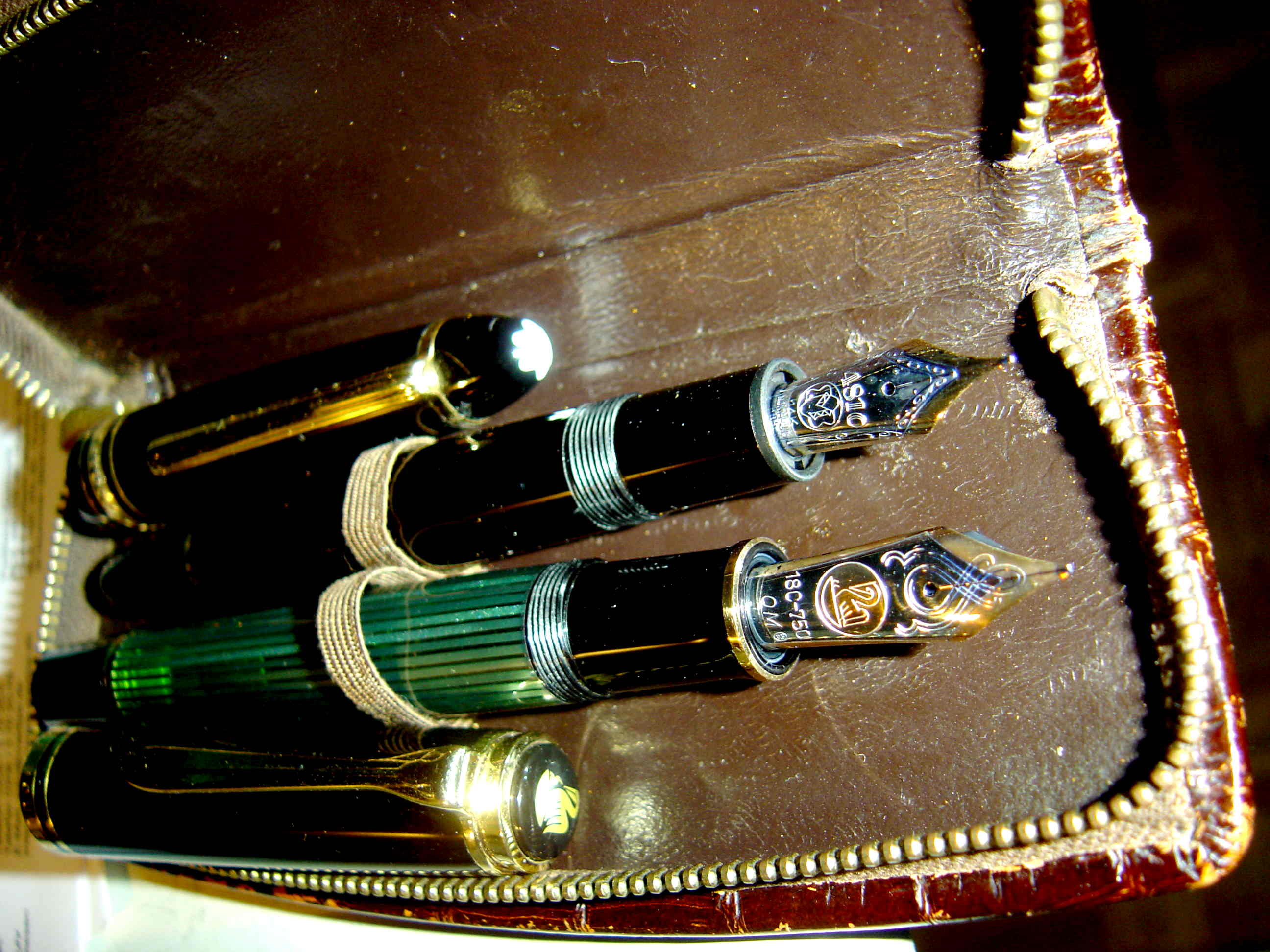 Montblanc 146 + Pelikan M1000.JPG