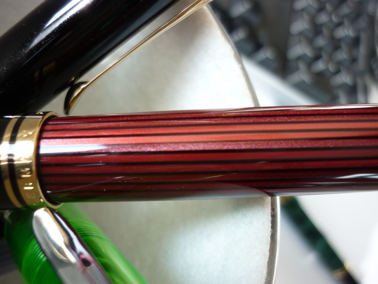 Mittig ein Glitzerstreifen, darüber zwei "glatte" rote, dann wieder Glitzer.....