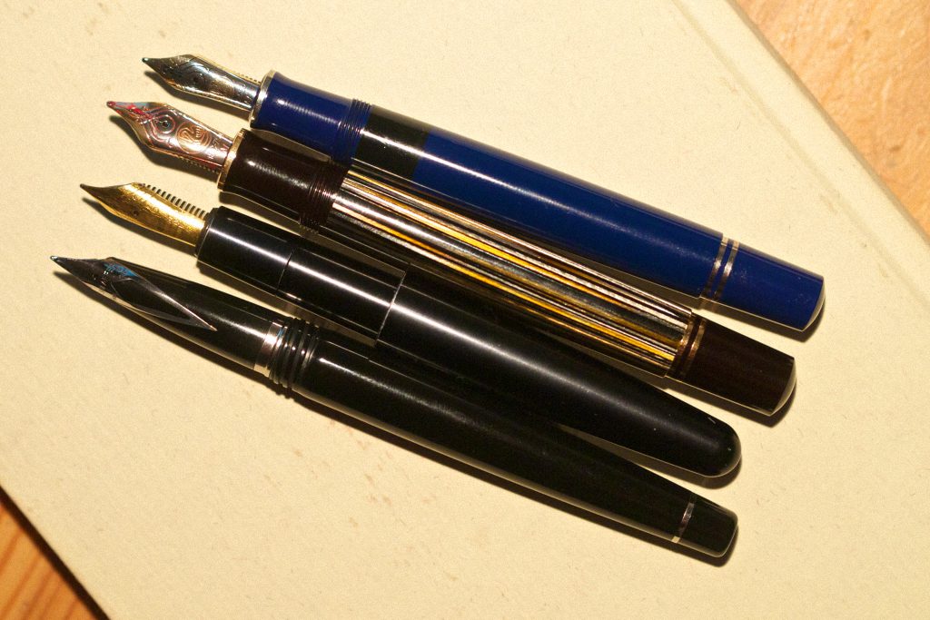 Diagonal von links unten: Sheaffer Valor, Scrivere, Souverän 800, Souverän 605.