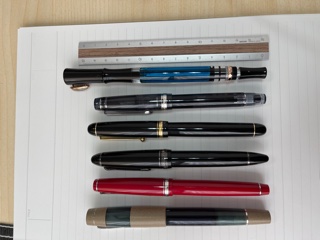 Grössenvergleich (v.l.n.r.: Opus88 Koloro, Pilot Falcon, Sailor 1911 Profit FL Black Luster, Pilot Custom 74, Pilot Custom Heritage 92, Penbbs 535